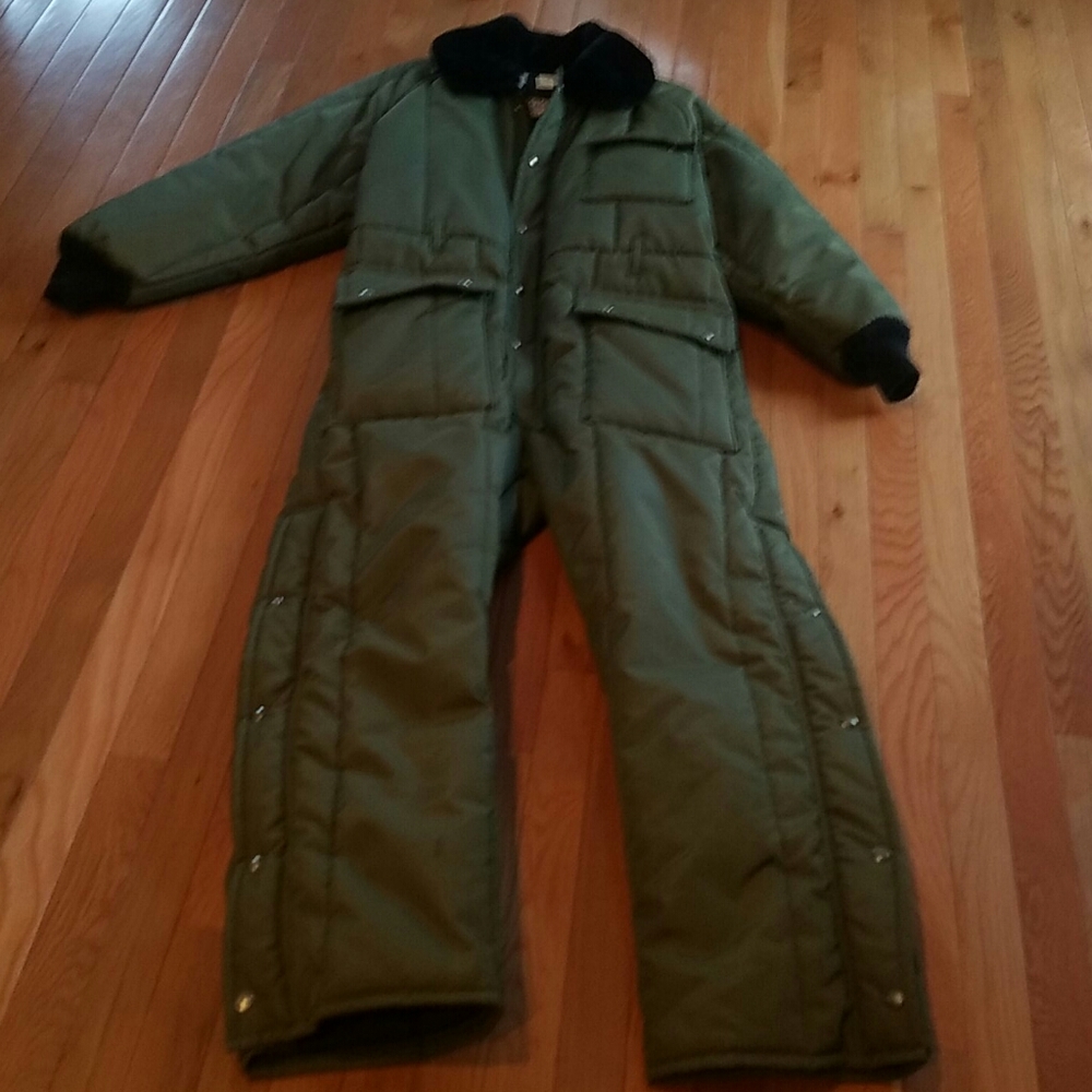 Brand new, mens snow jumpsuit. Size, med
